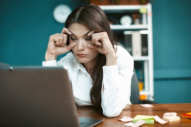 Photo sleepy business woman in office