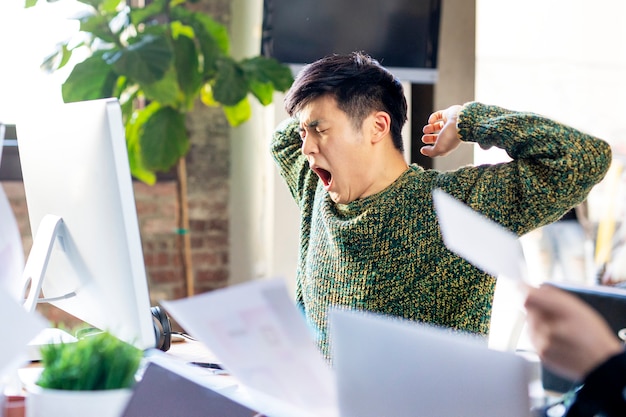 Photo sleepy businessman yawning in the office