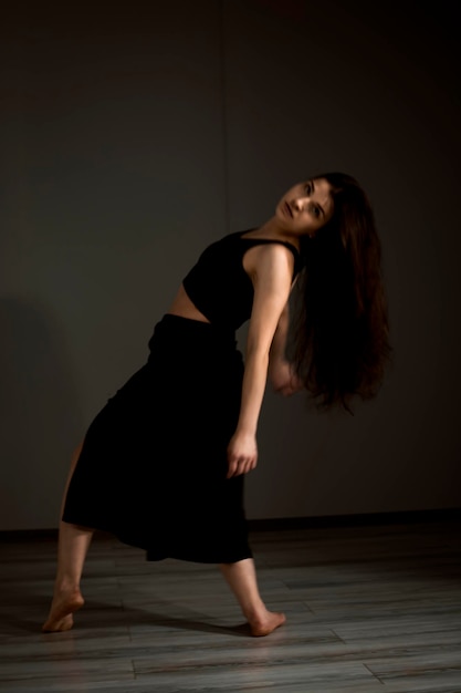 현대 스튜디오에서 댄스 연습을 하는 동안 날씬하고 유연한 댄스 공연자
