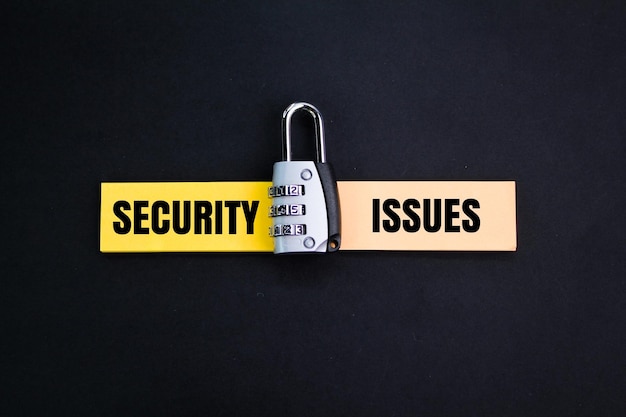 sleutel en gekleurd papier met het woord veiligheidsprobleem gegevensbeschermingsconcept veiligheidsconcept