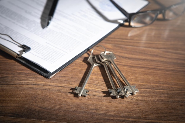 Sleutels met een zakelijke houten tafel