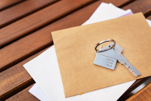Sleutels op tafel samen met documenten over onroerend goed sleutels aan de eigenaar van de huurder van een appartement of huis kopen en verkopen van onroerend goed