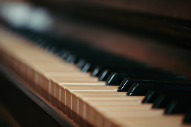 Sleutels van een oude piano in onduidelijk beeld.