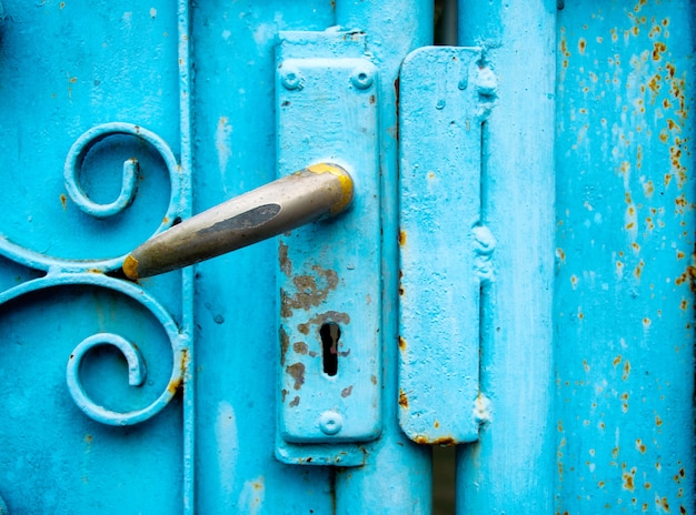 Foto sleutelslot oud gestikt in de blauwe deur