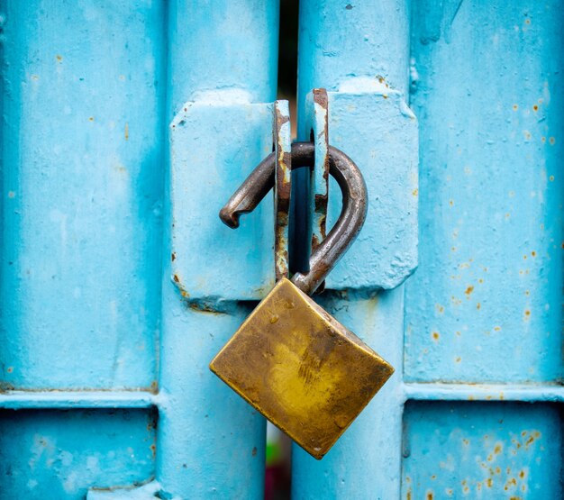 sleutelslot oud gestikt in de blauwe deur