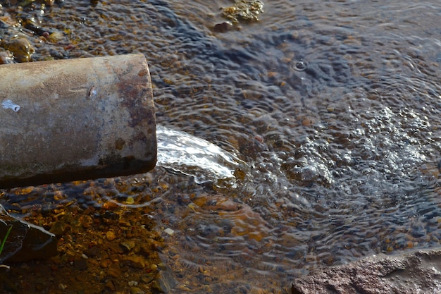 Sleutelwater uit het bronwater uit de ingewanden van de aarde