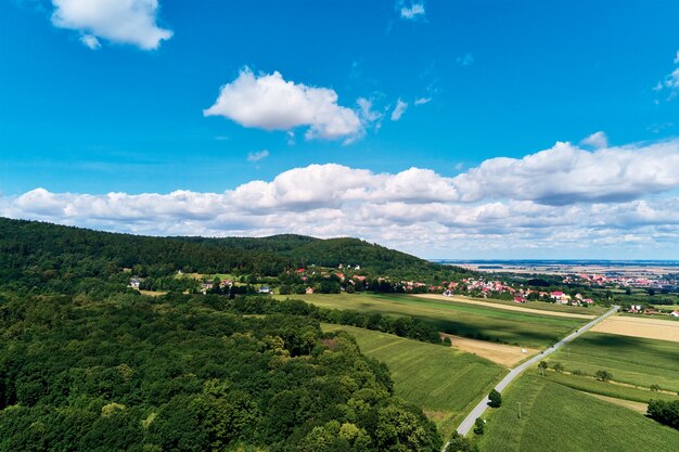 Sleza berglandschap. Luchtfoto van bergen met bos.