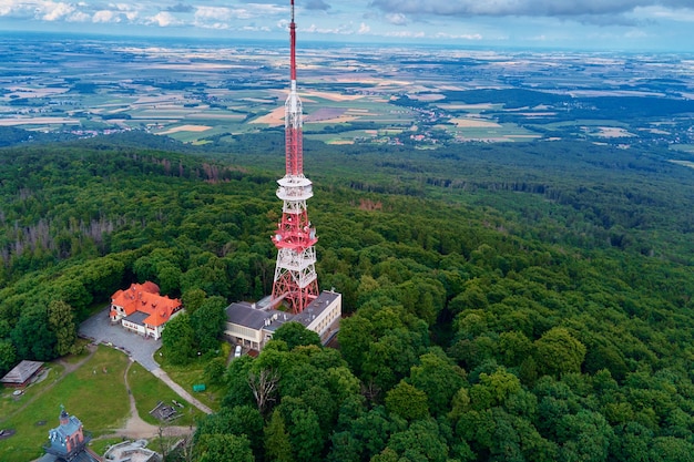 Sleza berglandschap luchtfoto van bergen met bos