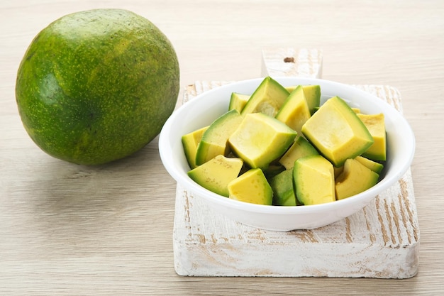Photo slice of alpukat or avocado persea americana ripe and fresh served in white bowl