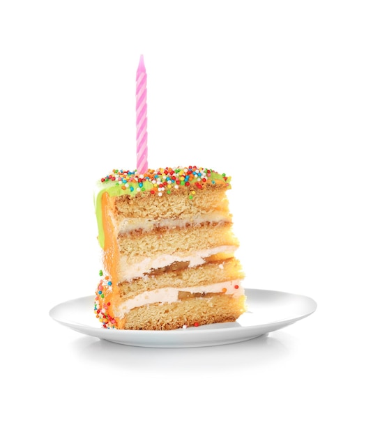 白い背景の上のキャンドルで誕生日ケーキのスライス