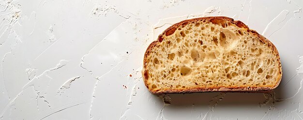 Foto una fetta di pane è mostrata su un tavolo