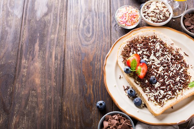 Fetta di pane con granelli di cioccolato hagelslag