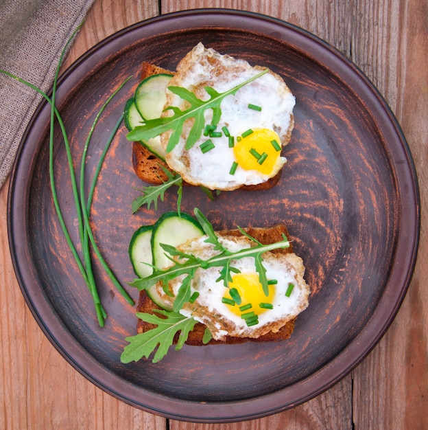 Photo slice of bread with mustard and cheese sauce and egg