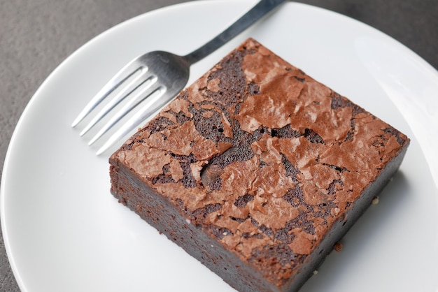 Photo slice of brownie on plate on table