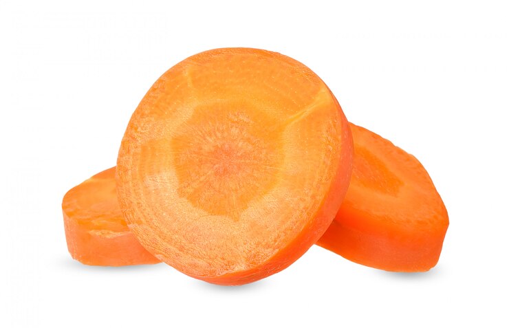 Photo 白のクリッピングパスで分離されたスライスニンジン