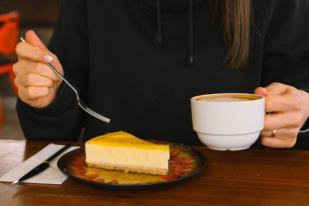 맛있는 케이크 한 조각과 커피 한 잔