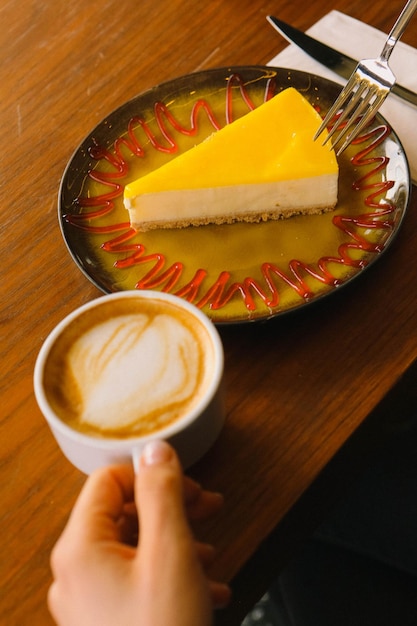 おいしいケーキのスライスと一杯のコーヒー