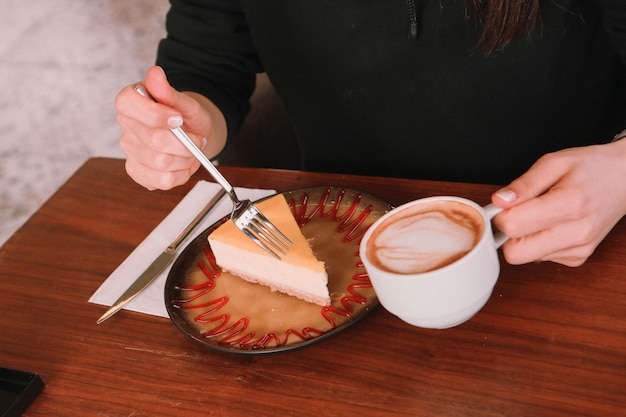 おいしいケーキのスライスと一杯のコーヒー