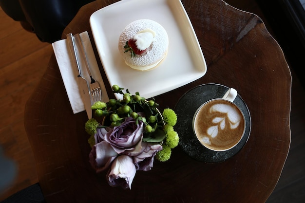 おいしいケーキのスライスと一杯のコーヒー