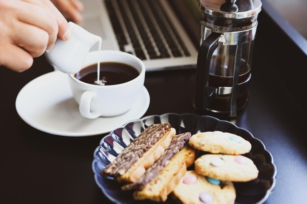 Una fetta di torta deliziosa e una tazza di caffè