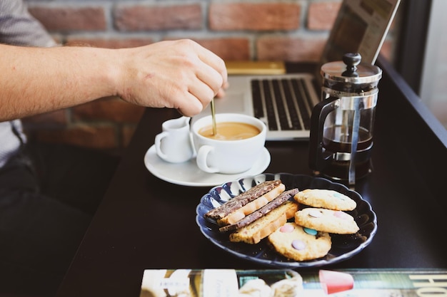 Una fetta di torta deliziosa e una tazza di caffè