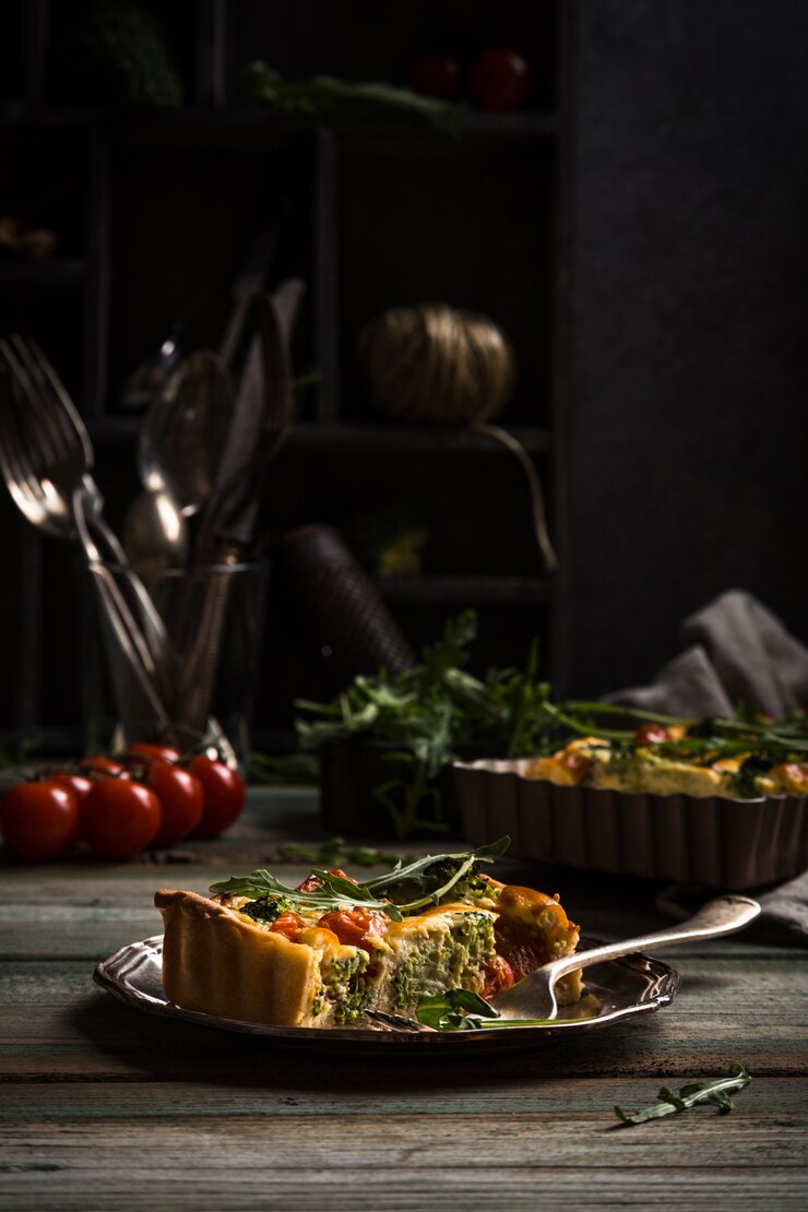 Фотография ломтик вкусного домашнего пирога с заварным кремом