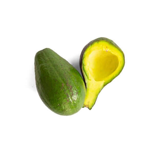 Кусочек свежего зеленого авокадо, изолированные на белом фоне