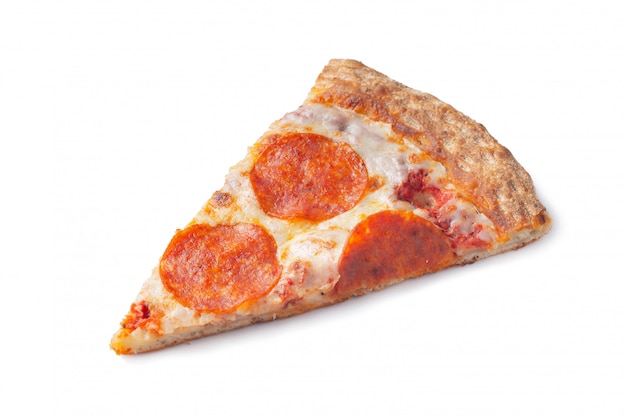 Кусок свежей итальянской классической оригинальной пиццы пепперони, изолированные на белом фоне. Вид сверху