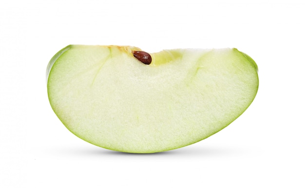 Кусочек зеленого яблока на белом фоне