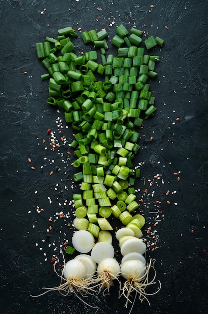 Нарезать зеленый лук на деревянном столе Свежие овощи Вид сверху Свободное место для текста