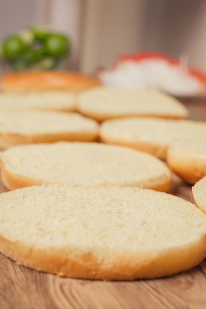 Кусок хлеба для гамбургеров вкусный золотистого цвета и приготовленный дома