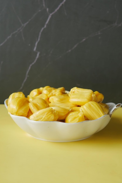 Fetta di jackfruits in una ciotola sul tavolo