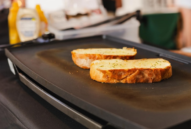 Foto slice knoflookbrood op de hete pan