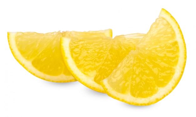 Ломтик лимона на белом фоне