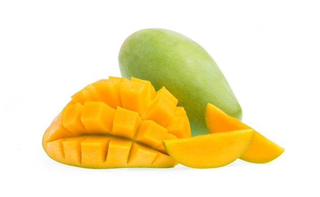 Ломтик манго на белом фоне