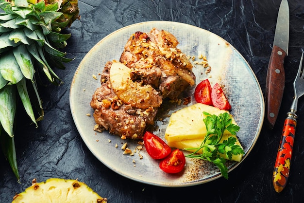 Tagliata di carne cotta con ananas