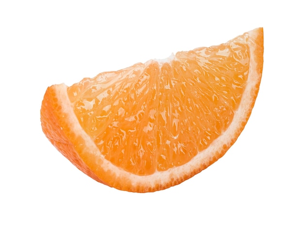 Фото Кусочек спелого апельсина изолирован на белом фоне с местом для копирования текста или изображений. фрукты с сочной мякотью. вид сбоку. крупным планом.