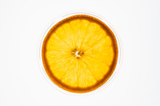 Фото Кусочек апельсина, выделенный на белом фоне, освещенный фруктовой концепцией