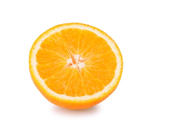 Ломтик апельсина, изолированные на белом