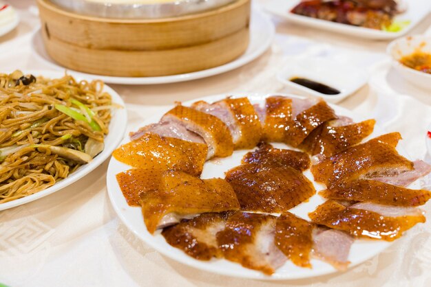 Slice Peking eend op het bord in een Chinees restaurant