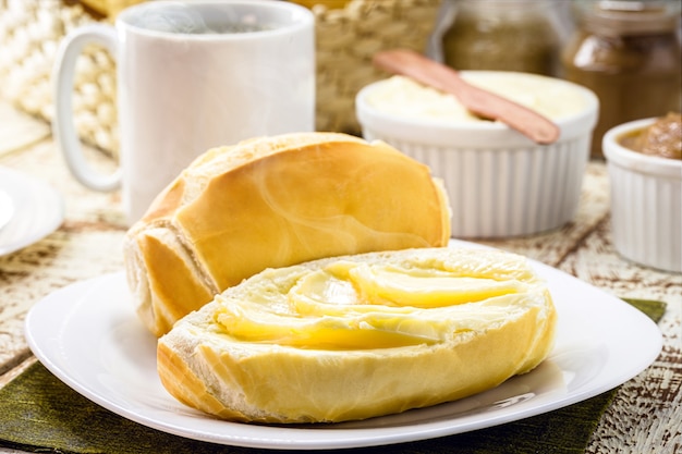 バターで切った塩パンのスライス、ブラジルではフランスのパンと呼ばれる、ブラジルの朝食