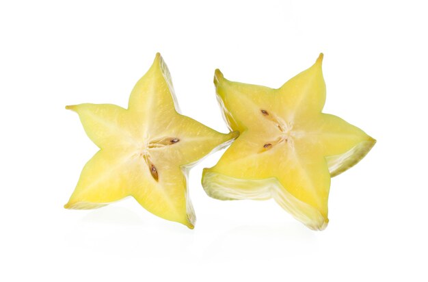 슬라이스 starfruit 또는 카람 볼라 흰색 배경에 고립