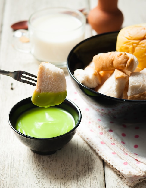 Slice steamed bread and pandan custard