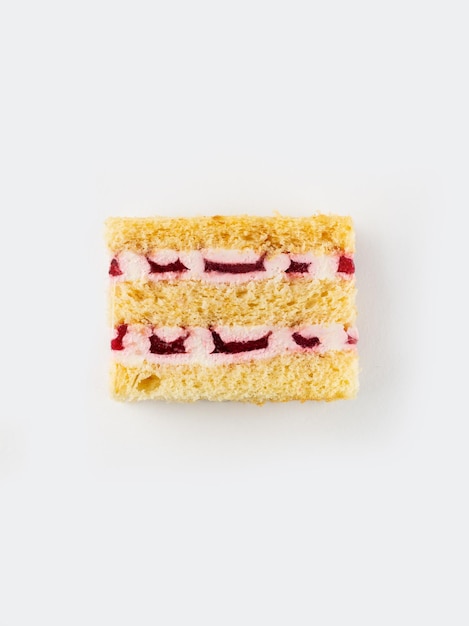 흰색 배경에 섹션을 채우는 딸기 케이크 상위 뷰 슬라이스