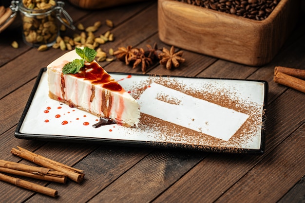 Foto fetta di cheesecake dolce con cacao in polvere