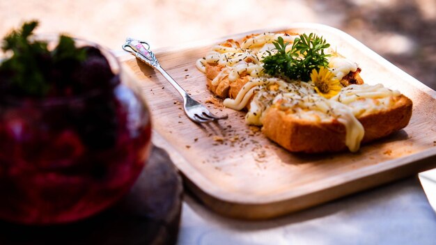 Photo slice of toasted white bread spread with mayonnaise decorate on top with flower and vegetable