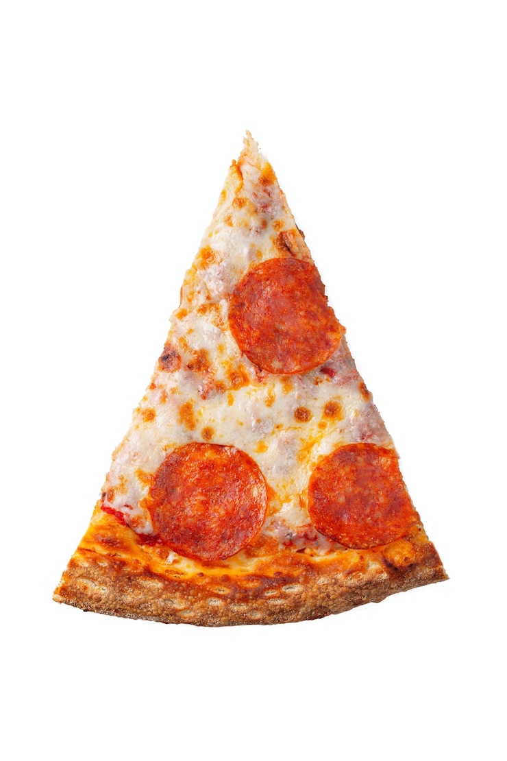 Foto slice van verse italiaanse klassieke originele pepperoni pizza geïsoleerd op witte achtergrond top view