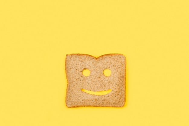 Photo a slice of wholemeal bread with a face shape