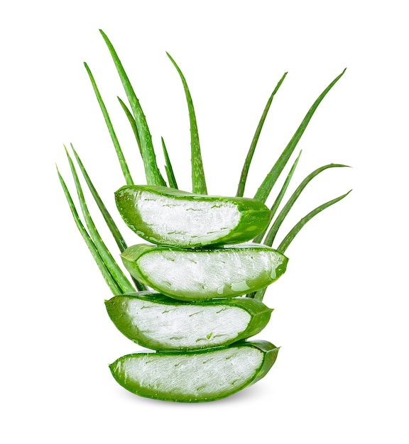 Aloe vera affettata isolata su fondo bianco