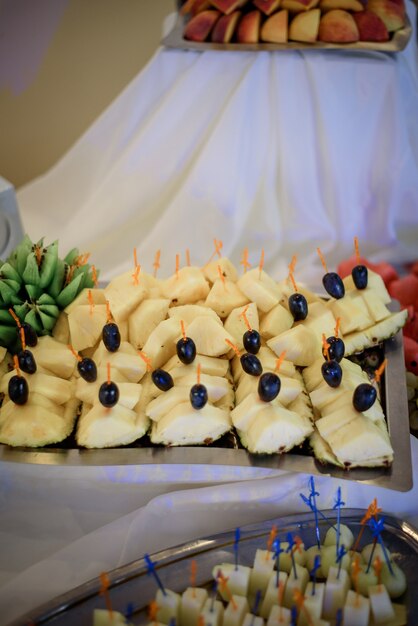 Sliced ananas served on long round dish